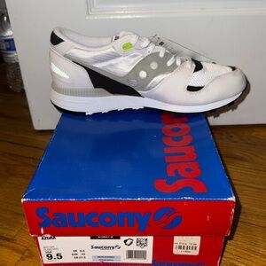 Saucony Men's Azura Sneaker, WHT/GRY size 9.5